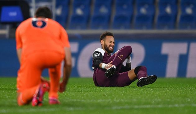 Neymar goes down injured.(Getty Images) Neymar goes down injured.(Getty Images)