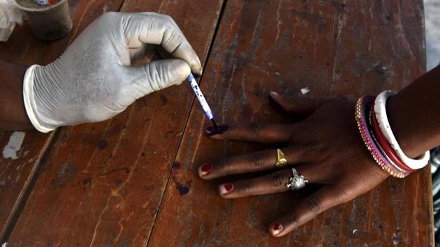 A voter's finger is inked while casting their ballot during third phase polling for Bihar Assembly Elections, at Mahua constituency in Vaishali district, Bihar.(Parwaz Khan / Hindustan Times)