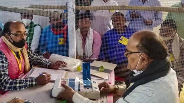 Election officials count votes at a centre on counting day of Bihar Assembly polls in Begusarai district.(PTI) Election officials count votes at a centre on counting day of Bihar Assembly polls in Begusarai district.(PTI)