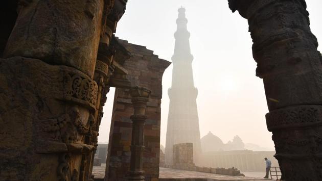 The Qutub Minar seen on a smog ridden morning in New Delhi on November 10. Despite abating from the “severe” category where the Delhi’s Air Quality Index (AQI) had remained for six days starting November 6, the national capital was still dealing with “very poor” AQI a day before Diwali according to data from System of Air Quality and Weather Forecasting And Research (SAFAR). (Sanchit Khanna / HT Photo)