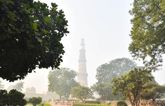 A view of Qutub Minar on a smoggy morning in New Delhi.(Sanchit Khanna/HT PHOTO) A view of Qutub Minar on a smoggy morning in New Delhi.(Sanchit Khanna/HT PHOTO)