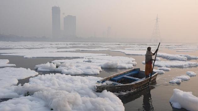 A man rows a boat in the heavily polluted Yamuna river at Kalindi Kunj in New Delhi on November 13. Despite the deterioration over the weekend, the IMD forecasts a favourable change in the direction of winds and their speeds from November 16. (Biplov Bhuyan / HT Photo) A man rows a boat in the heavily polluted Yamuna river at Kalindi Kunj in New Delhi on November 13. Despite the deterioration over the weekend, the IMD forecasts a favourable change in the direction of winds and their speeds from November 16. (Biplov Bhuyan / HT Photo)