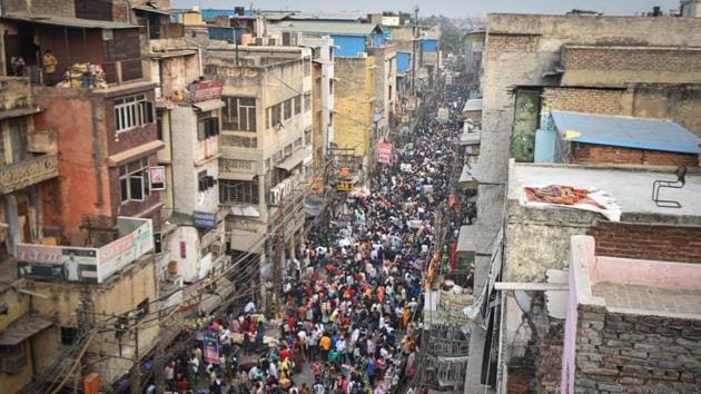 Sadar Bazar swarming with shoppers in the run-up to Diwali on November 12. “Even though we have forecast that this Diwali is likely to be better compared to the last few years, the weather is expected to be unfavourable. If people in the city burst crackers, then the pollution level could slip to ‘severe’ on Diwali day and a day after,” VK Soni, head of IMD’s environment monitoring research centre told HT. (Sanchit Khanna / HT Photo) Sadar Bazar swarming with shoppers in the run-up to Diwali on November 12. “Even though we have forecast that this Diwali is likely to be better compared to the last few years, the weather is expected to be unfavourable. If people in the city burst crackers, then the pollution level could slip to ‘severe’ on Diwali day and a day after,” VK Soni, head of IMD’s environment monitoring research centre told HT. (Sanchit Khanna / HT Photo)