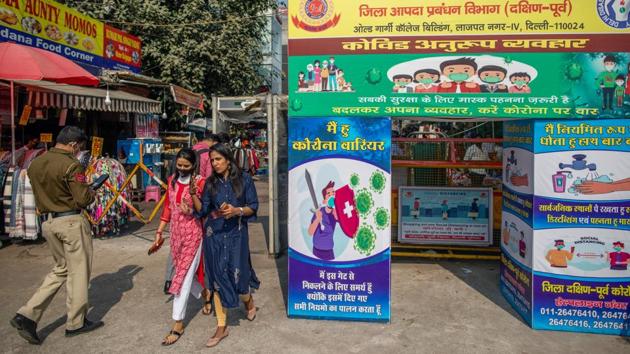Signs for social distancing, sanitizing and wearing masks put up at Lajpat Nagar market in New Delhi on November 13. In a press briefing on November 13, Delhi CM Arvind Kejriwal expressed concern over the current spike in Covid-19 cases in the national capital and said that pollution is a contributing factor in the spike in the coronavirus disease cases. (Prashanth Vishwanthan / Bloomberg) Signs for social distancing, sanitizing and wearing masks put up at Lajpat Nagar market in New Delhi on November 13. In a press briefing on November 13, Delhi CM Arvind Kejriwal expressed concern over the current spike in Covid-19 cases in the national capital and said that pollution is a contributing factor in the spike in the coronavirus disease cases. (Prashanth Vishwanthan / Bloomberg)
