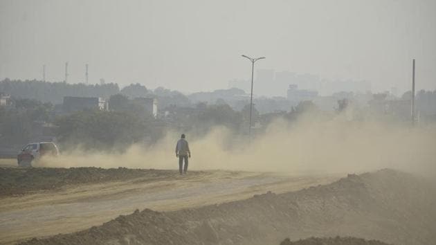 A vehicle moves, raising dust in its wake on Delhi-Meerut Expressway in Dasna, Ghaziabad on November 11. Delhi’s current Covid-19 tally stands at 43,116 active cases and 7,332 deaths. (Sakib Ali / HT Photo) A vehicle moves, raising dust in its wake on Delhi-Meerut Expressway in Dasna, Ghaziabad on November 11. Delhi’s current Covid-19 tally stands at 43,116 active cases and 7,332 deaths. (Sakib Ali / HT Photo)