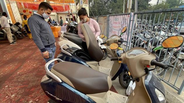 On Dhanteras, two-wheeler dealerships saw fewer takers as compared to those selling four-wheelers.(Harsimar Singh/HT) On Dhanteras, two-wheeler dealerships saw fewer takers as compared to those selling four-wheelers.(Harsimar Singh/HT)