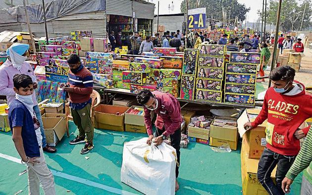 Residents purchasing crackers in Ludhiana.(Gurpreet Singh/HT)