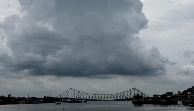 Dark clouds hovering over Howrah Bridge (Rabindra Setu), in Kolkata on May 19, 2020, a day before Cyclone Amphan made landfall.(Samir Jana/HT Photo) Dark clouds hovering over Howrah Bridge (Rabindra Setu), in Kolkata on May 19, 2020, a day before Cyclone Amphan made landfall.(Samir Jana/HT Photo)