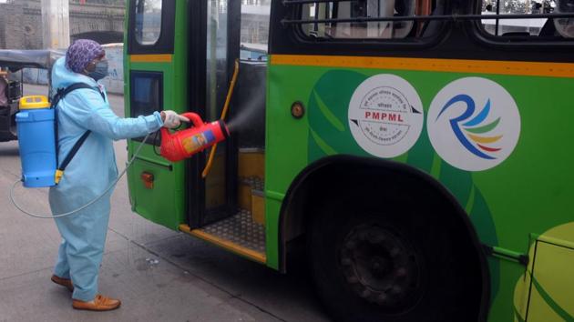 The running and maintenance of these buses are carried out by 2,800 drivers, 4,200 conductors, 1,100 mechanics and 650 administrative staff, according to PMPML press release.(HT photo)