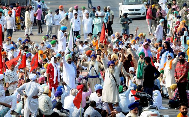 Members of farmers' unions hold a demonstration by blocking the Delhi-Amritsar Highway on the Punjab-Haryana border to protest the new farm reform laws in Shambhu, Patiala district, Punjab, on November 05.(Bharat Bhushan/HT Photo)