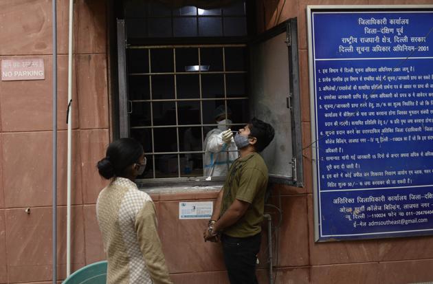 A worker collects a swab sample to test for coronavirus infection at Amar Colony in New Delhi. (Vipin Kumar/HT PHOTO) A worker collects a swab sample to test for coronavirus infection at Amar Colony in New Delhi. (Vipin Kumar/HT PHOTO)