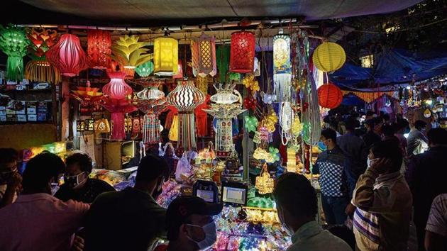 People shopping for lights in Bhagirath Palace.(Biplov Bhuyan/HT)