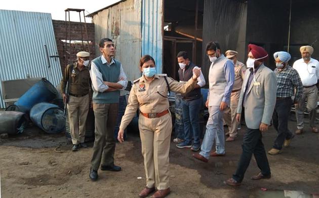 Police and administration officials at the dhaba where a blast occurred in Lalru on Friday.(HT Photo) Police and administration officials at the dhaba where a blast occurred in Lalru on Friday.(HT Photo)