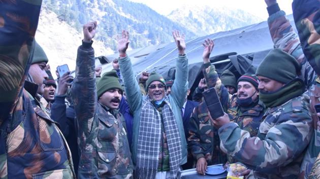 Uttarakhand Chief Minister Trivendra Singh Rawat with army soldiers at Harsil valley in Uttarkashi district.(Uttarakhand CMO) Uttarakhand Chief Minister Trivendra Singh Rawat with army soldiers at Harsil valley in Uttarkashi district.(Uttarakhand CMO)