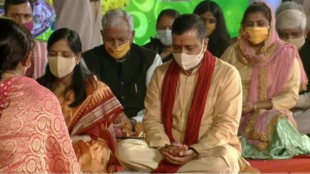 Delhi chief minister Arvind Kejriwal along with his wife Sunita Kejriwal performs Diwali Pujan.(Screengrab)