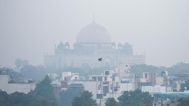 UNESCO Heritage Site Humayun's Tomb engulfed in a thick layer of haze in the morning in New Delhi.(HT PHOTO.) UNESCO Heritage Site Humayun's Tomb engulfed in a thick layer of haze in the morning in New Delhi.(HT PHOTO.)