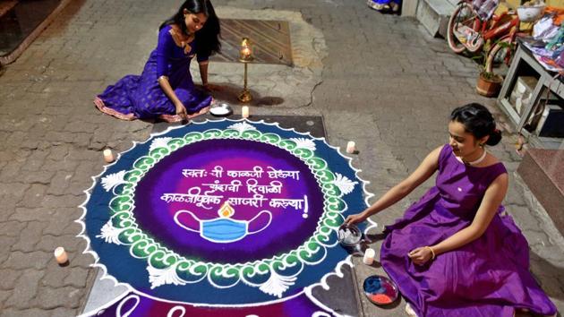 Sstock exchanges have decided to hold Muhurat trading from 6.15pm to 7.15pm on Diwali this year(PTI photo)