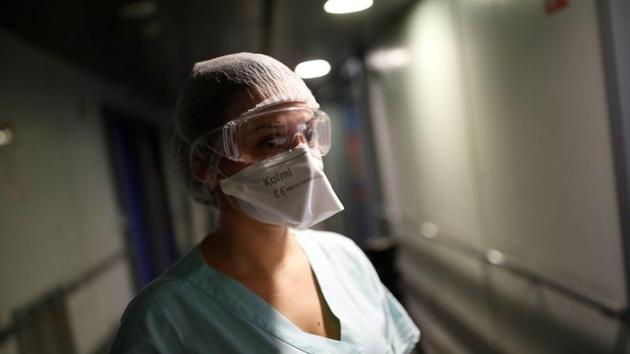 Although France now has more patients hospitalized with the virus than during the April peak of the initial wave, there are about 2,000 fewer in intensive care. (Reuters Photo) Although France now has more patients hospitalized with the virus than during the April peak of the initial wave, there are about 2,000 fewer in intensive care. (Reuters Photo)