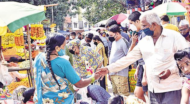Residents purchase materials for Diwali Laxmi puja at Chinchwad market, on Friday.(HT PHOTO)