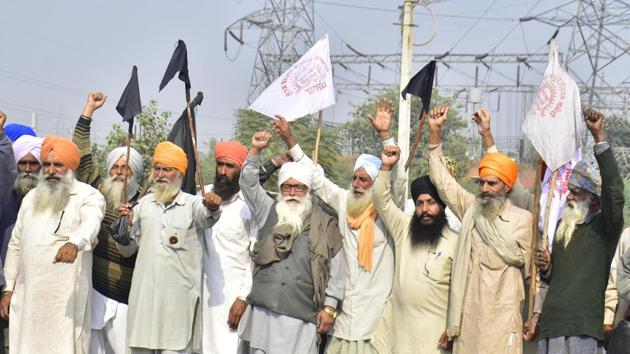 Farmers raise slogans as they burn an effigy of Prime Minister Narendra Modi during a protest against the new agriculture laws, at India Gate bypass in Amritsar, Punjab.(Sameer Sehgal/Hindustan Times) Farmers raise slogans as they burn an effigy of Prime Minister Narendra Modi during a protest against the new agriculture laws, at India Gate bypass in Amritsar, Punjab.(Sameer Sehgal/Hindustan Times)