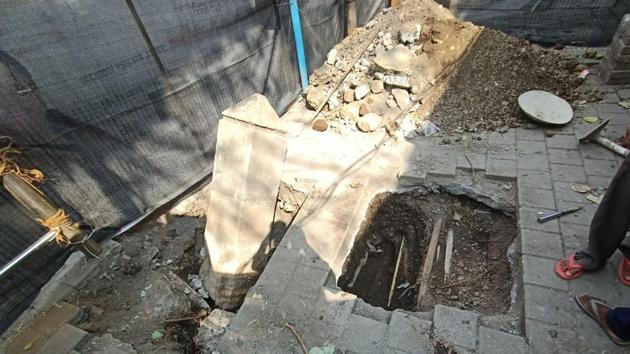 Heritage milestone at the junction of NM Joshi Road and Sane Guruji road at Chinchpokli. (HT Photo) Heritage milestone at the junction of NM Joshi Road and Sane Guruji road at Chinchpokli. (HT Photo)