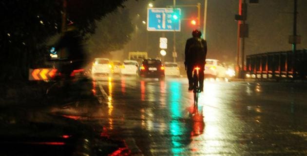 A cyclist caught in the showers that lashed Chandigarh on Sunday evening.(Keshav Singh/HT) A cyclist caught in the showers that lashed Chandigarh on Sunday evening.(Keshav Singh/HT)