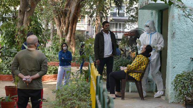 People wait to give swab samples for coronavirus detection in New Delhi on November 12. The ten states reporting maximum Covid-19 cases at the moment in the country are Delhi, Kerala, Maharashtra, West Bengal, Haryana, Uttar Pradesh, Rajasthan, Karnataka, Tamil Nadu and Andhra Pradesh. (Vipin Kumar / HT Photo) People wait to give swab samples for coronavirus detection in New Delhi on November 12. The ten states reporting maximum Covid-19 cases at the moment in the country are Delhi, Kerala, Maharashtra, West Bengal, Haryana, Uttar Pradesh, Rajasthan, Karnataka, Tamil Nadu and Andhra Pradesh. (Vipin Kumar / HT Photo)