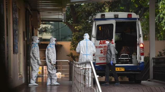 An ambulance arrives carrying a suspected coronavirus patient at a hospital in New Delhi on November 13. The country has registered 8,845,127 cases of infection with 30,548 of these added to the tally in the previous 24 hours, according to the Covid-19 bulletin by the health ministry on November 16. (Sanchit Khanna / HT Photo) An ambulance arrives carrying a suspected coronavirus patient at a hospital in New Delhi on November 13. The country has registered 8,845,127 cases of infection with 30,548 of these added to the tally in the previous 24 hours, according to the Covid-19 bulletin by the health ministry on November 16. (Sanchit Khanna / HT Photo)