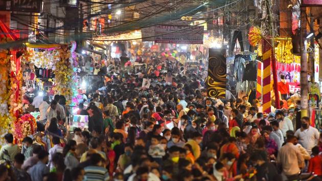 People out shopping in large numbers on the eve of Diwali, at Kamla Nagar market in New Delhi on November 13. The markets were filled with holiday shoppers in the run-up to the festival but traders across cities told AFP that Covid-19 had scared them off spending amid the muted revelry. (Sanchit Khanna / HT Photo) People out shopping in large numbers on the eve of Diwali, at Kamla Nagar market in New Delhi on November 13. The markets were filled with holiday shoppers in the run-up to the festival but traders across cities told AFP that Covid-19 had scared them off spending amid the muted revelry. (Sanchit Khanna / HT Photo)