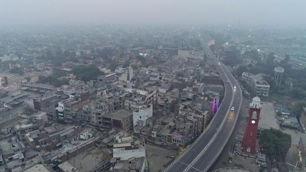 A thick layer of smoke engulfing the sky on Sunday. (Gurpreet Singh/HT) A thick layer of smoke engulfing the sky on Sunday. (Gurpreet Singh/HT)