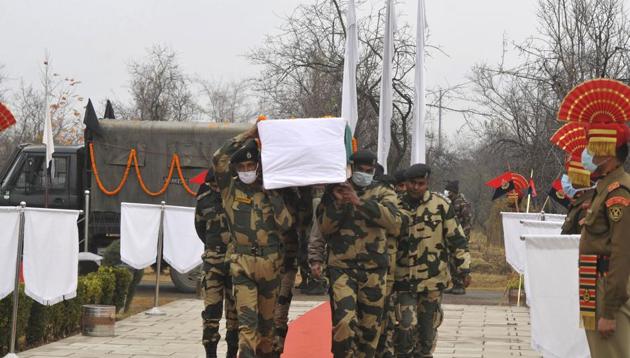 Border Security Force (BSF) personnel carry the coffin of a colleague, during a wreath-laying ceremony at BSF headquarters in Srinagar on Sunday. The trooper was killed in Pakistani shelling along the Line of Control.(Waseem Andrabi/HT PHOTO)