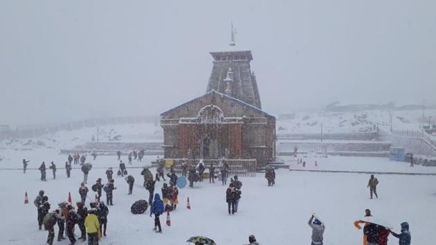 The Kedarnath shrine closed for winter season amid snowfall on Monday morning.(Raajiv Kala/HT PHOTO)