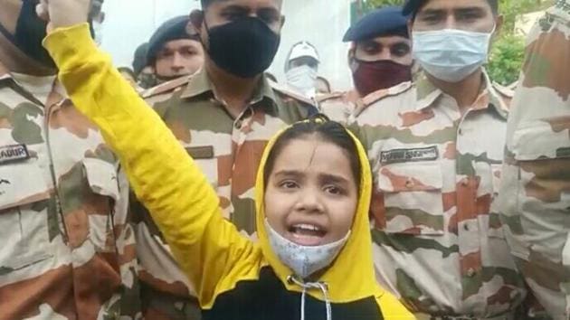 10-year-old daughter of the BSF sub-inspector pays her last tributes to him and shouts Bharat Mata ki Jay. (HT Photo) 10-year-old daughter of the BSF sub-inspector pays her last tributes to him and shouts Bharat Mata ki Jay. (HT Photo)