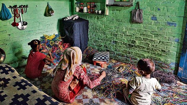 Minors engaged in factory work in Seelampur, New Delhi.(Biplov Bhuyan/ Hindustan Times)