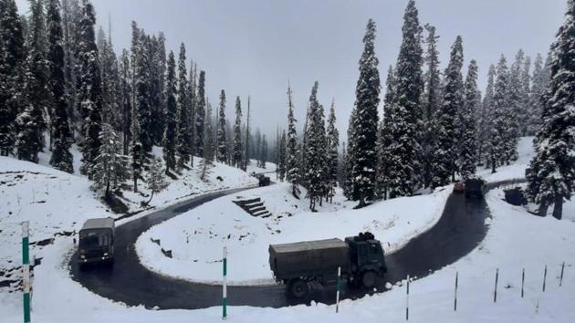 Traffic officials said that the movement of traffic on the Srinagar-Jammu national highway was stopped on Monday morning but post noon a few vehicles could be seen plying.(WASEEM ANDRABI/HT PHOTO.)