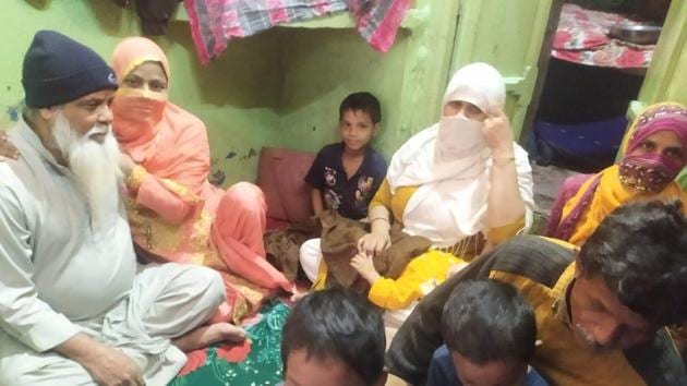 Shamsuddin (in black cap) with his family members in Kanpur after his return on Monday. (HT PHOTO) Shamsuddin (in black cap) with his family members in Kanpur after his return on Monday. (HT PHOTO)