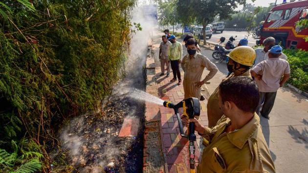 Fire fighters extinguish a fire in a garbage pile, in New Delhi.(PTI) Fire fighters extinguish a fire in a garbage pile, in New Delhi.(PTI)