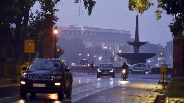 Vehicles ply on a road amid sudden rain near Vijay Chowk in New Delhi. (Sanjeev Verma/HT PHOTO) Vehicles ply on a road amid sudden rain near Vijay Chowk in New Delhi. (Sanjeev Verma/HT PHOTO)