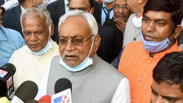 Bihar Chief Minister Nitish Kumar speaks to the media after meeting Bihar Governor Phagu Chauhan, outside Raj Bhawan in Patna.(Santosh Kumar/ Hindustan Times)