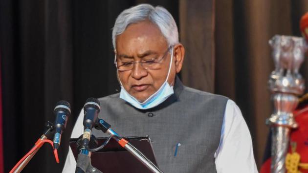 Janata Dal-United National President Nitish Kumar takes oath as the Chief Minister of Bihar at Rajbhawan in Patna.(PTI)