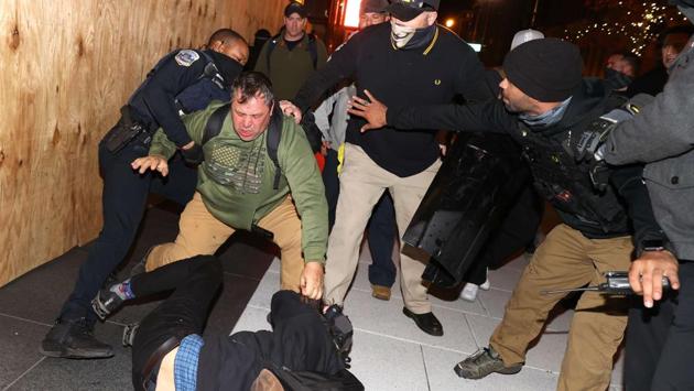 A police officer tries to break up a fight between Black Lives Matter protesters and members of the Proud Boys during a protest following the “Million MAGA March” on November 14, in Washington D.C. (Tasos Katopodis / Getty Images / AFP) A police officer tries to break up a fight between Black Lives Matter protesters and members of the Proud Boys during a protest following the “Million MAGA March” on November 14, in Washington D.C. (Tasos Katopodis / Getty Images / AFP)