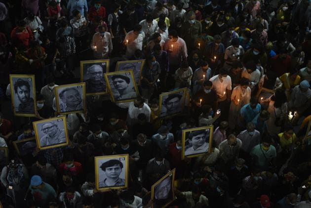 A large crowd, with several carrying portraits of Soumitra Chatterjee on Sunday, takes part in the funeral procession of the actor who passed away aged 85 in Kolkata.(Samir Jana/HT PHOTO) A large crowd, with several carrying portraits of Soumitra Chatterjee on Sunday, takes part in the funeral procession of the actor who passed away aged 85 in Kolkata.(Samir Jana/HT PHOTO)