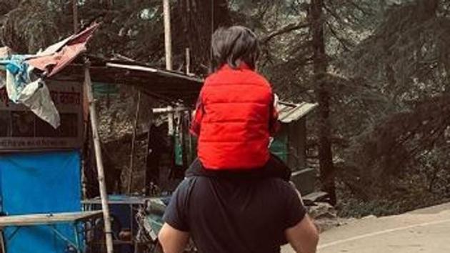 Saif Ali Khan gives Taimur a piggyback ride.