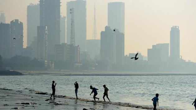 The city witnessed hazy weather at Dadar chowpatty, on Tuesday. (Satish Bate/HT Photo) The city witnessed hazy weather at Dadar chowpatty, on Tuesday. (Satish Bate/HT Photo)