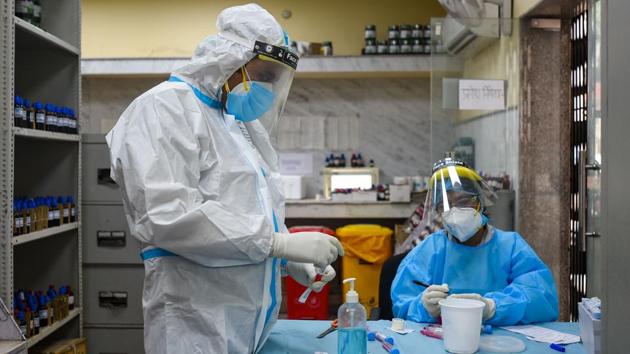 Medics ready swab samples collected for coronavirus tests in New Delhi on November 16. Delhi’s number of average cases was a mere 2,885 a month ago, before the situation rapidly deteriorated as festive seasons crowds gathered across the Capital. The city is now gearing up to ramp testing to around 100,000 to 125,000 per day very soon – as against the current average 60,000 per day. (Amal KS / HT Photo) Medics ready swab samples collected for coronavirus tests in New Delhi on November 16. Delhi’s number of average cases was a mere 2,885 a month ago, before the situation rapidly deteriorated as festive seasons crowds gathered across the Capital. The city is now gearing up to ramp testing to around 100,000 to 125,000 per day very soon – as against the current average 60,000 per day. (Amal KS / HT Photo)