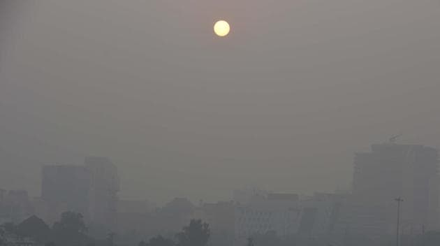 Heavy smog in the early hours in Gurugram on Sunday morning.(Parveen Kumar/HT file photo) Heavy smog in the early hours in Gurugram on Sunday morning.(Parveen Kumar/HT file photo)