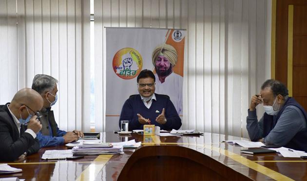 MC commissioner Pardeep Sabharwal conducting a meeting at the civic body’s Zone-D office in Ludhiana on Tuesday.(Harsimar Pal SIngh/HT)