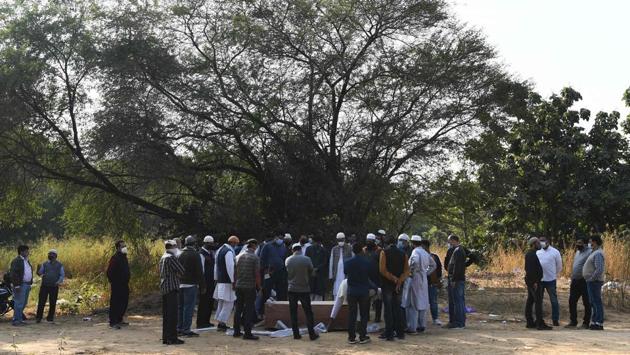 Relatives and friends of a Covid-19 victim seen during the funeral in New Delhi on November 17. According to the health ministry, India recorded 449 new Covid-19 fatalities between November 16 and 17 morning which pushed the death toll to 1,30,519. (Sajjad Hussain / AFP) Relatives and friends of a Covid-19 victim seen during the funeral in New Delhi on November 17. According to the health ministry, India recorded 449 new Covid-19 fatalities between November 16 and 17 morning which pushed the death toll to 1,30,519. (Sajjad Hussain / AFP)