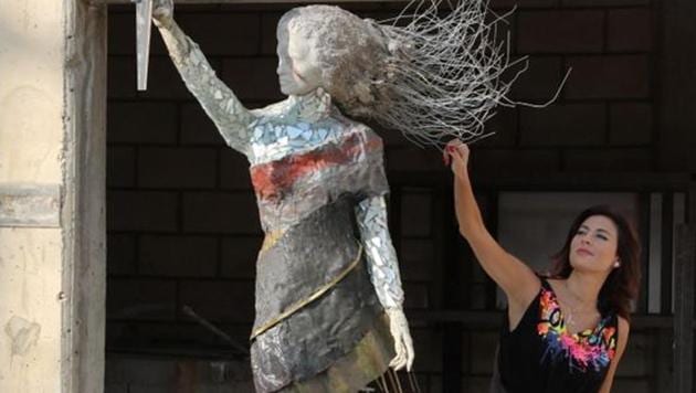Lebanese artist, Hayat Nazer, poses near her statue made entirely out of broken glass and debris of the August 4 port explosion, during an interview with Reuters in Beirut, Lebanon November 10, 2020.(REUTERS) Lebanese artist, Hayat Nazer, poses near her statue made entirely out of broken glass and debris of the August 4 port explosion, during an interview with Reuters in Beirut, Lebanon November 10, 2020.(REUTERS)
