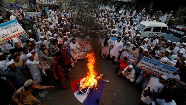 People chant slogans as they set fire to France's flag during a protest against the cartoon publications of Prophet Mohammad in France and comments by the French President Emmanuel Macron, in Karachi, Pakistan October 31, 2020.(Reuters photo) People chant slogans as they set fire to France's flag during a protest against the cartoon publications of Prophet Mohammad in France and comments by the French President Emmanuel Macron, in Karachi, Pakistan October 31, 2020.(Reuters photo)